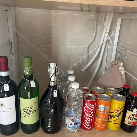 Lory's House アパート