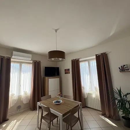 Lory's House アパート